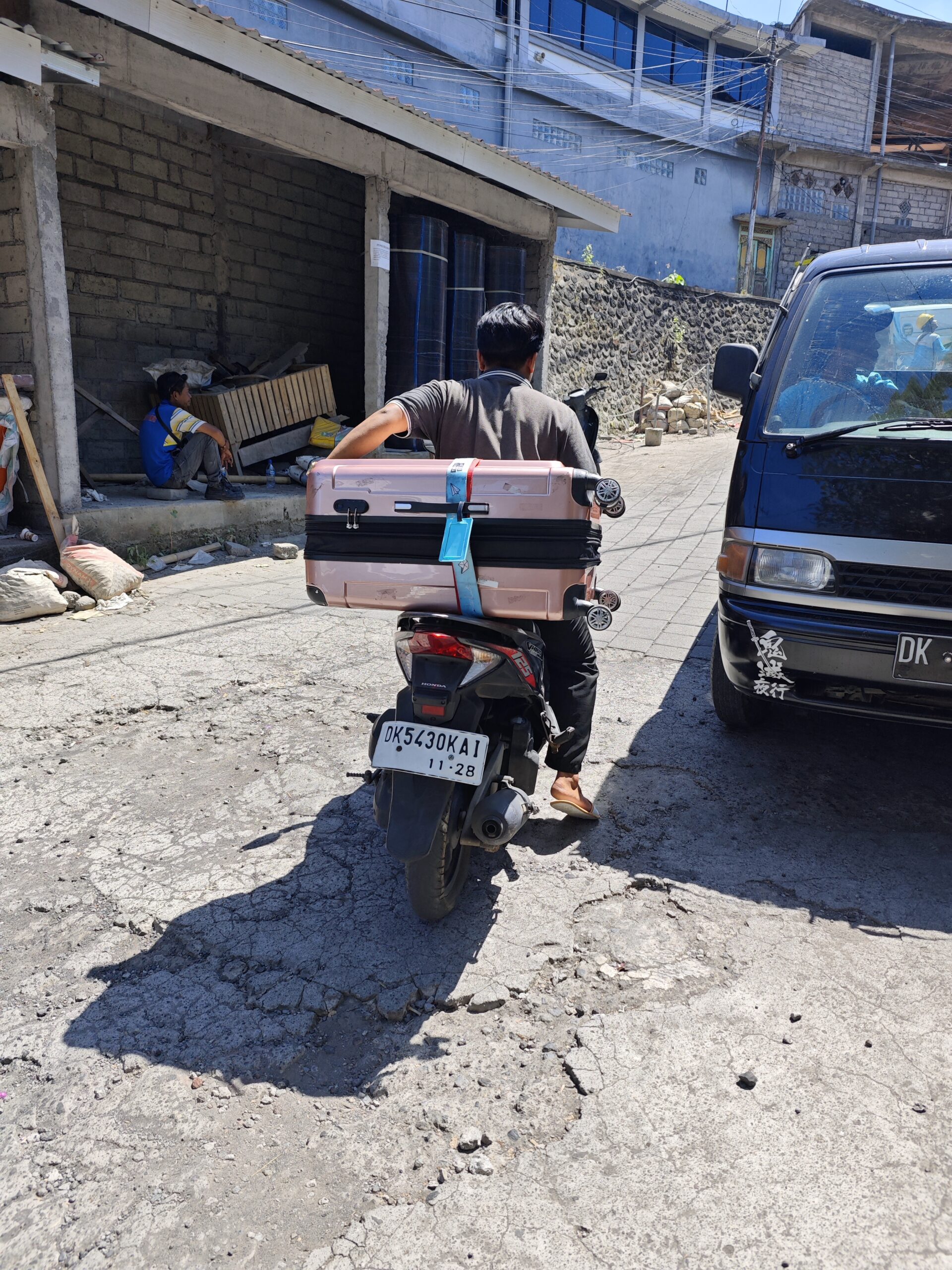 Jessis Koffer auf einem Roller