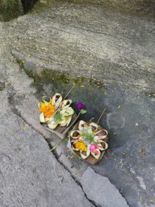 Opfergabe auf Straße