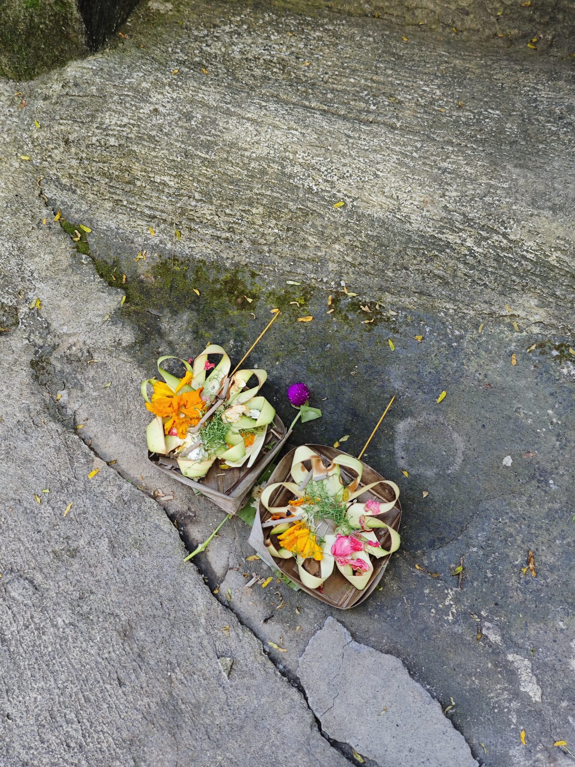 Opfergabe auf Straße